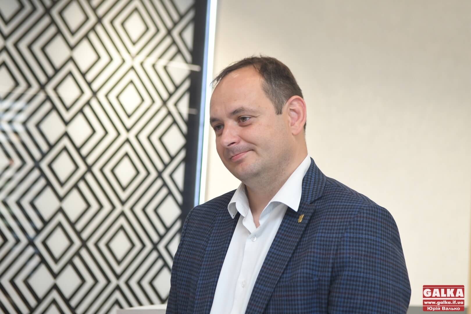 Франківці обурені: “Не платіть їм зарплату!” – мер зустрівся з порожнім залом