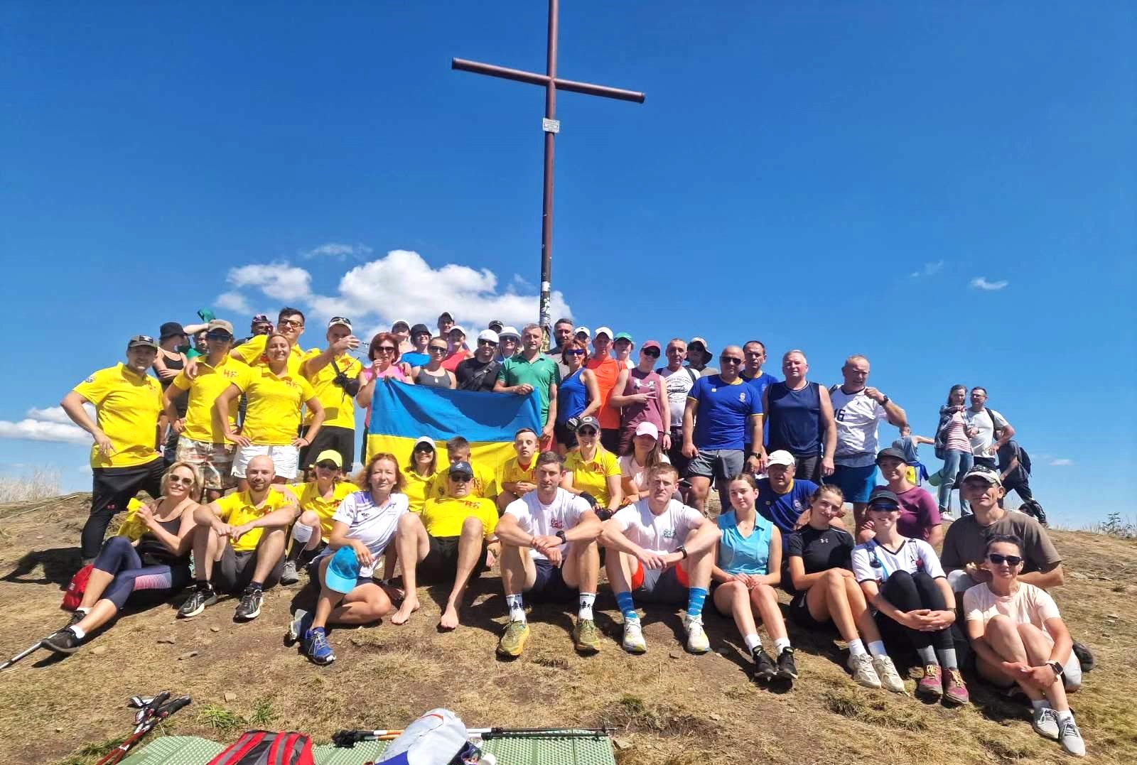 Команда Самбірської громади підкорила гору Парашку, найвищу вершину Львівщини, демонструючи відвагу та командну взаємодію