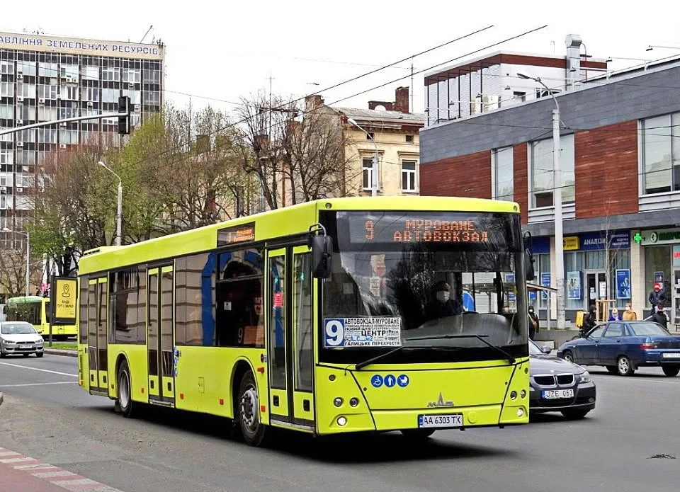 Львівський маршрутчик розсмішив пасажирів незвичайними витівками