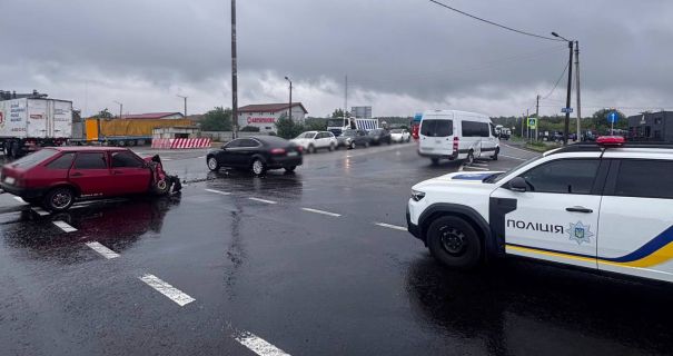 Моторошна аварія на Калуському шосе: Mercedes і ВАЗ зійшлись у смертельній сутичці, четверо постраждалих госпіталізовано