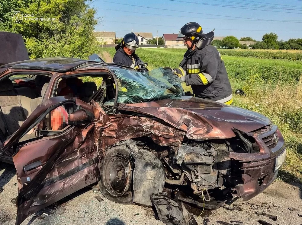 Моторошна аварія на світанку в Кременці: рятувальники боролись за життя водія понівеченого авто