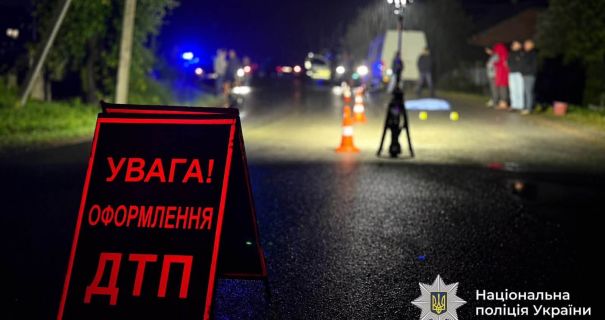 “На Прикарпатті трагедія: 14-річний мотоцикліст зіткнувся з авто, пасажир загинув”.
