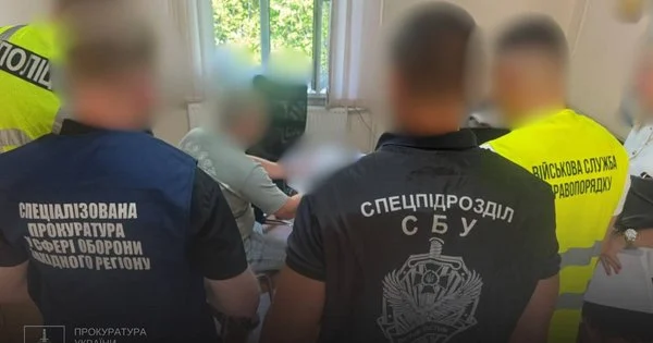 Неіснуючі працівники: колишній керівник ТЦК Тернопільської області зловживав службовим становищем