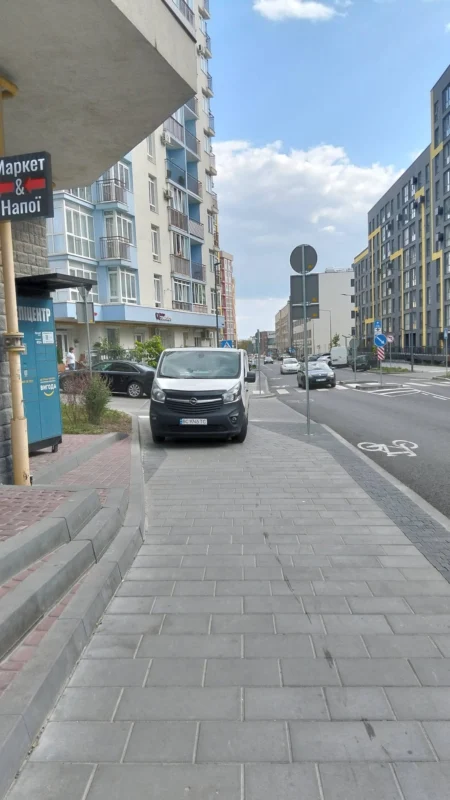 Парковочний колапс у Львові: вулиці заполонили автомобілі, а місць катма