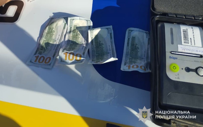 Пригода на шляху: п'яний водій пропонував копам 400 доларів за «вирішення» проблеми з 2,21 проміле