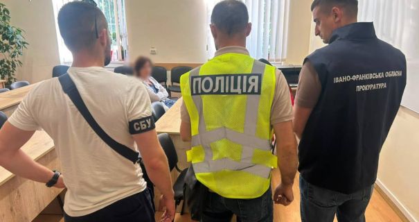 Прикарпатська лікарка звинувачена у вимаганні $5000 у військового