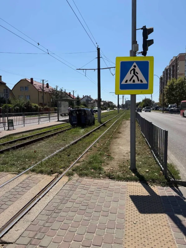 «Страшна аварія в серці Львова: автомобіль втратив контроль через відмову гальм (шокуючі фото та відео)»