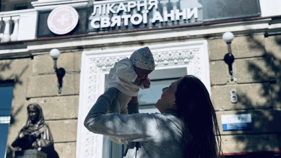 Синхронна дивовижа: Близнята, народжені з різницею в одну хвилину, у Львові отримують окремі плаценти