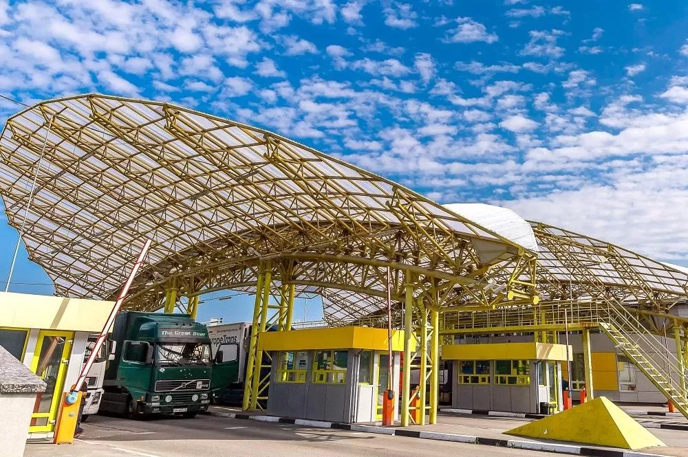 Ескалація на кордоні: Росія завдала удару по пункту пропуску на польському напрямку (відео)