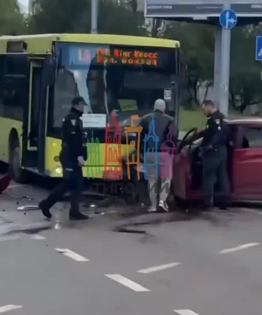 Львів у вирі: Масштабна ДТП на перехресті скувала рух у центрі міста (ВІДЕО)