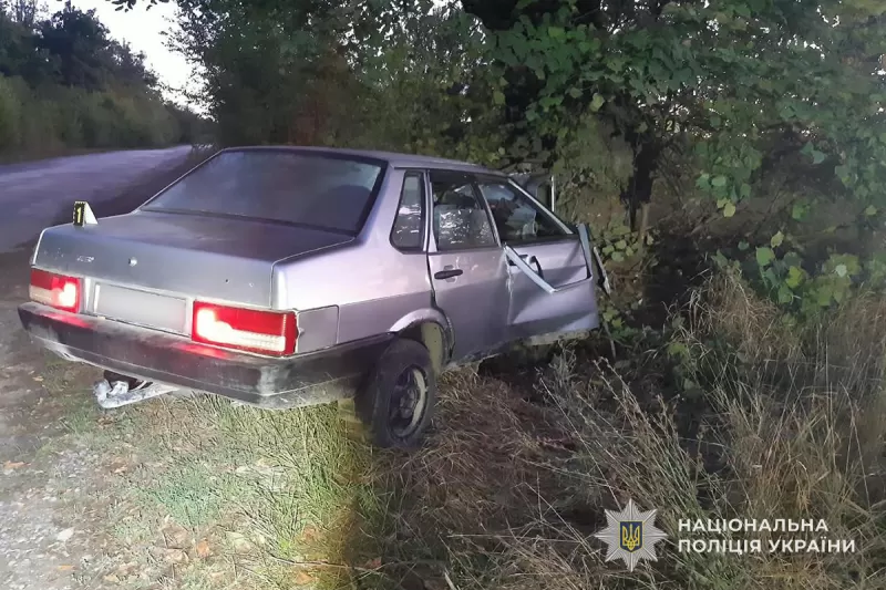 Моторошна аварія на Чортківщині: п’яний водій зіткнувся з деревом, травмовано кількох пасажирів, включаючи дитину