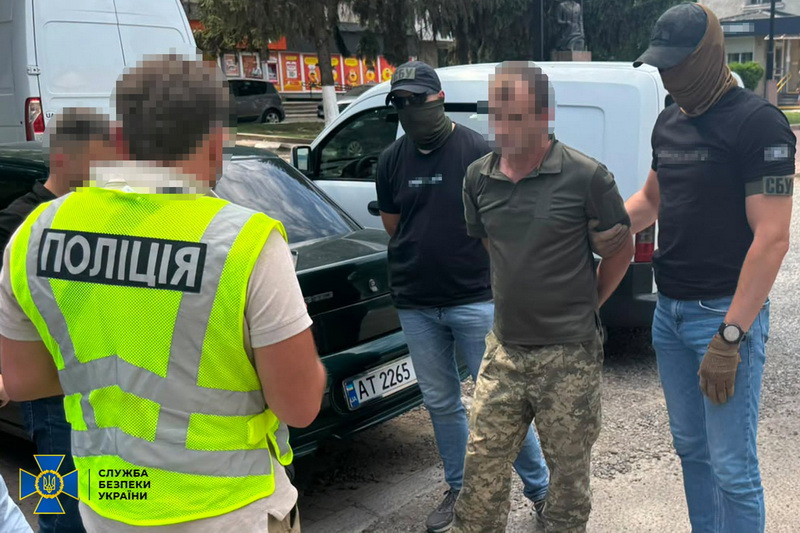 Прикарпатський посадовець обіцяв вплив на військкомат за хабар у $6,500