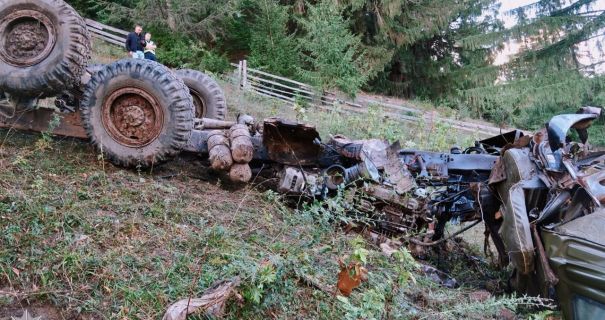 Трагедія на Прикарпатському узвозі: КамАЗ з дітьми вилетів зі схилу