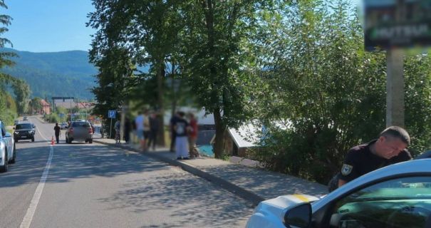 “Водій ‘KIA’ збив двох дітей на тротуарі на Прикарпатті: розслідування у справі про нещасний випадок”.